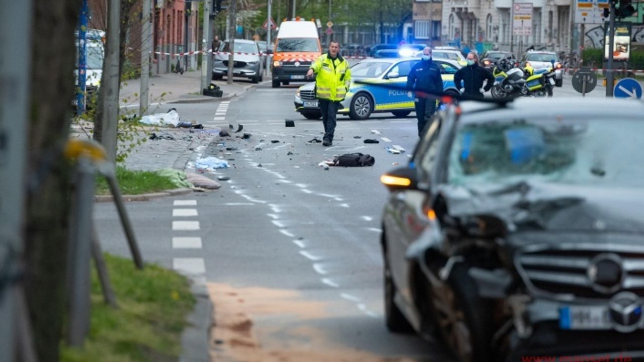 Verkehrsunfall mit schwer verletzter Fußgängerin in Hamburg-Lokstedt