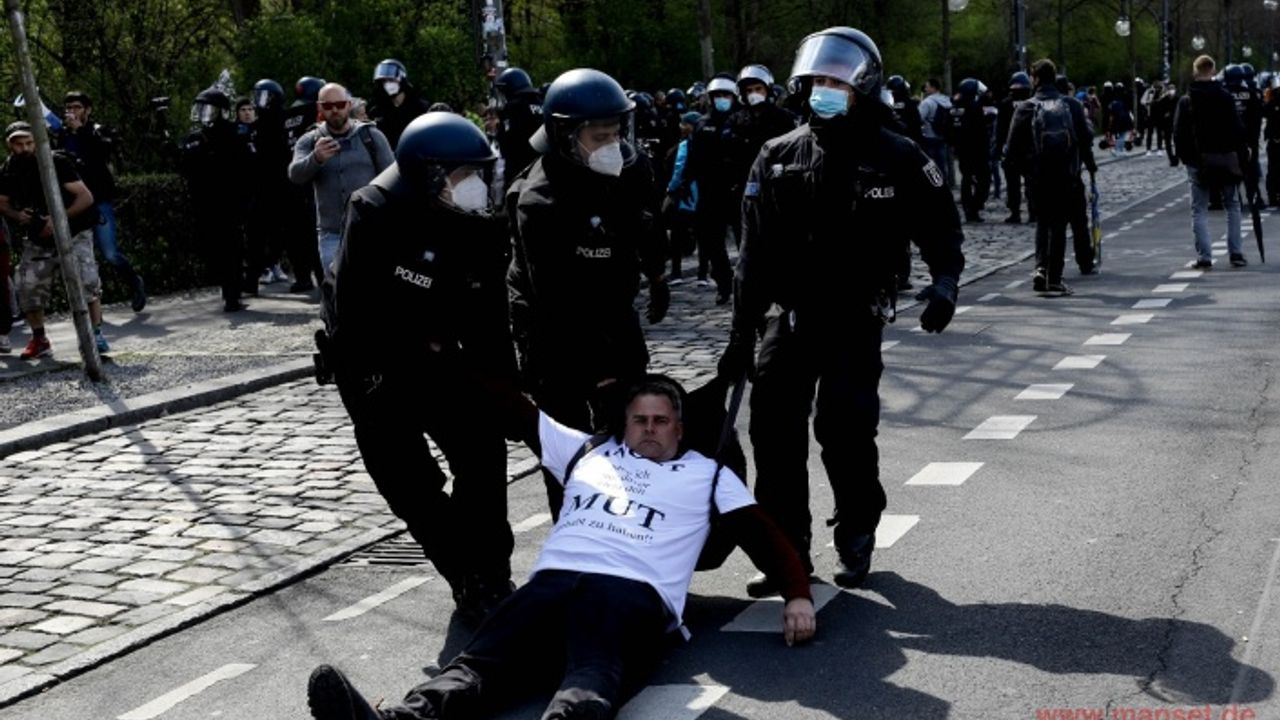 Berlin’de “Enfeksiyondan Koruma Yasası” protestosu: 150’den fazla gözaltı