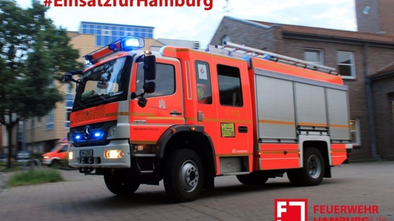 Feuer in Autowerkstatt in Hamburg Barmbek - Feuerwehr Hamburg gibt 2. Alarm