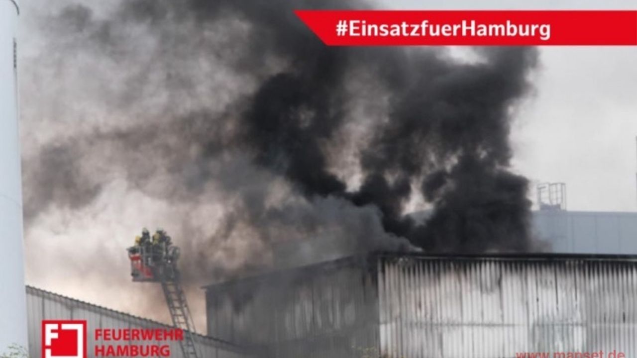 Feuerwehr Hamburg löscht Feuer in der Kohle-Förderanlage eines Kraftwerks