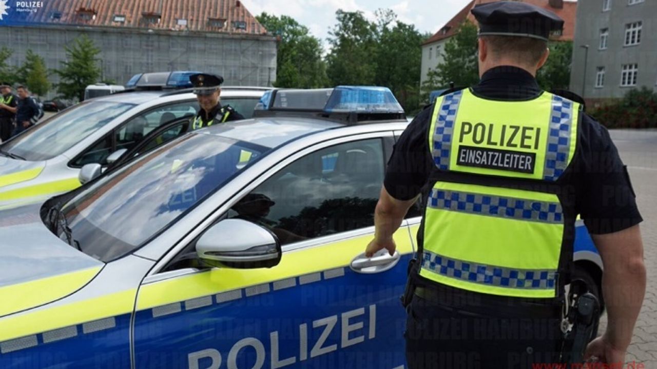 Zwei vorläufige Festnahmen nach Beleidigung mit fremdenfeindlichem Hintergrund sowie Verwendung von Kennzeichen verfassungswidriger Organisationen