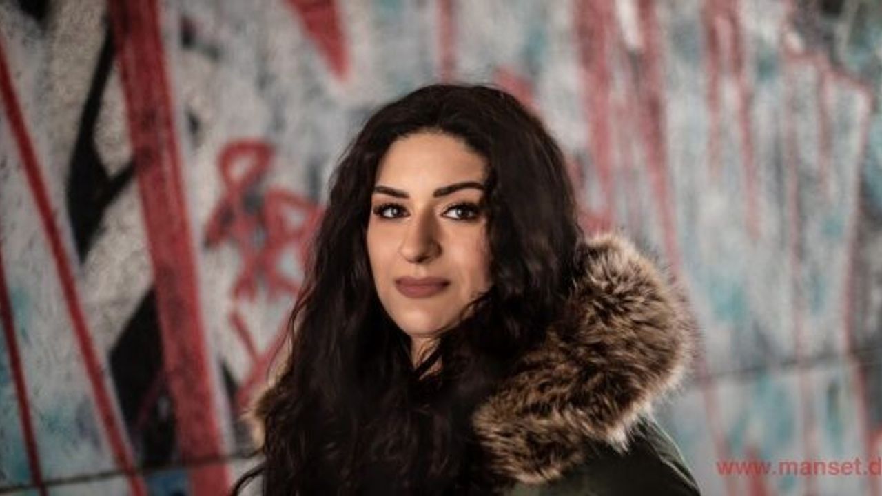 Almanya'dan Irak'a gitmek isteyen Eyalet Milletvekili Cansu Özdemir , Düsseldorf Havalimanında polis tarafından engellendi