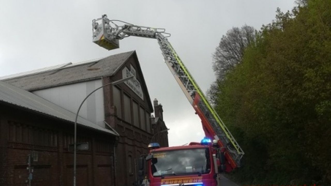 Dachstuhlbrand in Blankenese beschert der Feuerwehr Hamburg langwierigen Einsatz