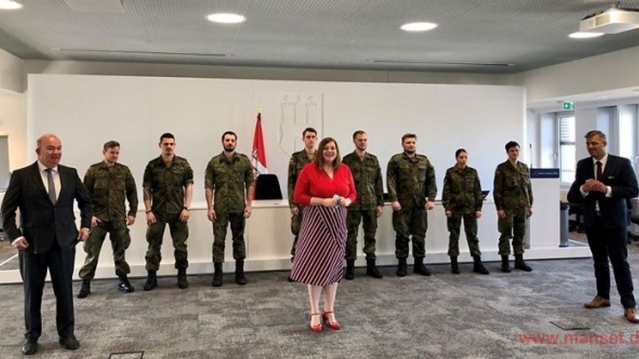 Verabschiedung im Bezirksamt Hamburg-Mitte Anerkennung und Dank an die Soldatinnen und Soldaten der Bundeswehr für die Unterstützung während der Corona-Pandemie