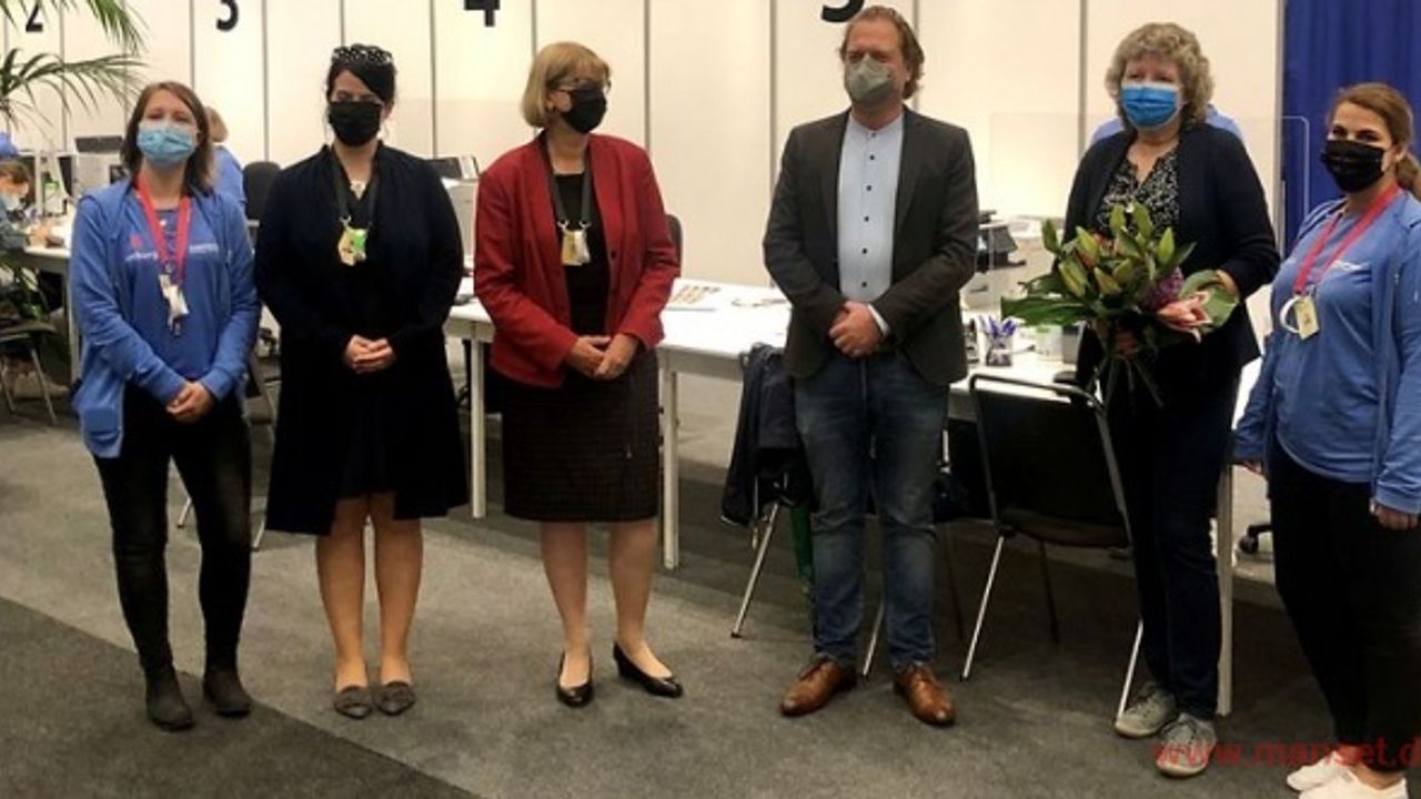 50.000ste Kundin in Sonder-Kundenzentrum in den Hamburger Messehallen begrüßt