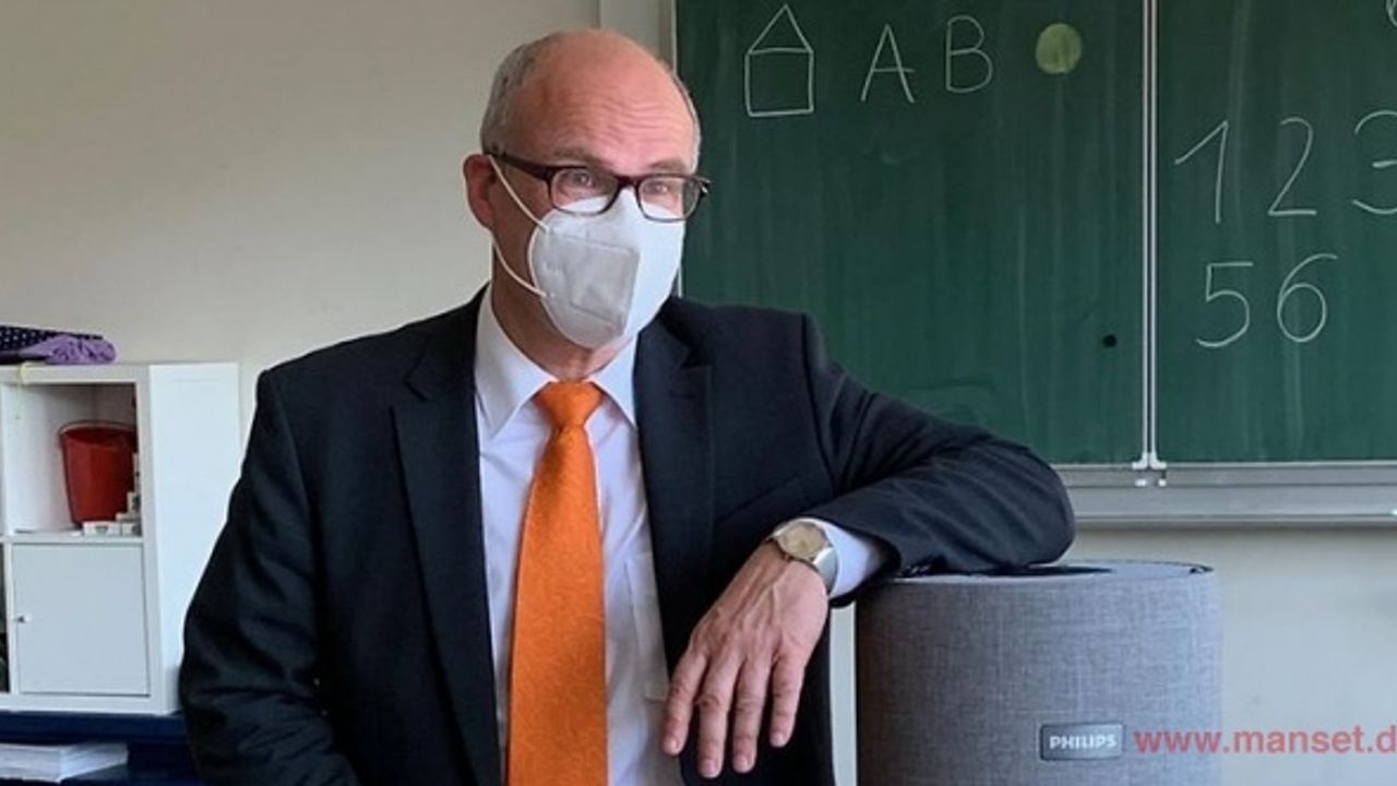 Schulsenator Rabe nimmt erste mobile Luftfiltergeräte an der Grundschule Richardstraße entgegen