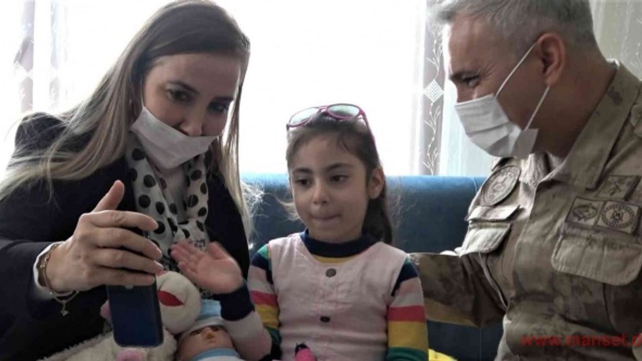 Elazığ depreminin simgesi ‘Yüsra Bebek’ büyüdü, kendisini kurtaran jandarma ile ilk kez görüştü