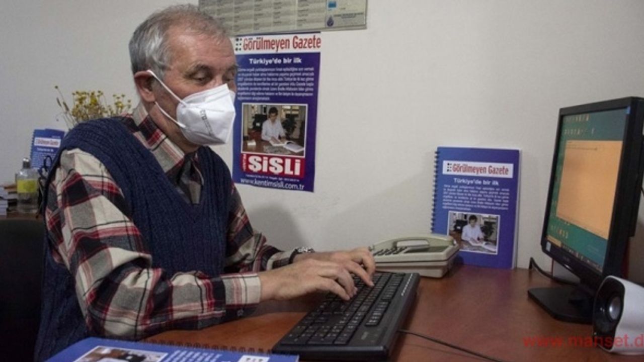Görme engelli gazeteci haber yazıyor, fotoğraf çekiyor