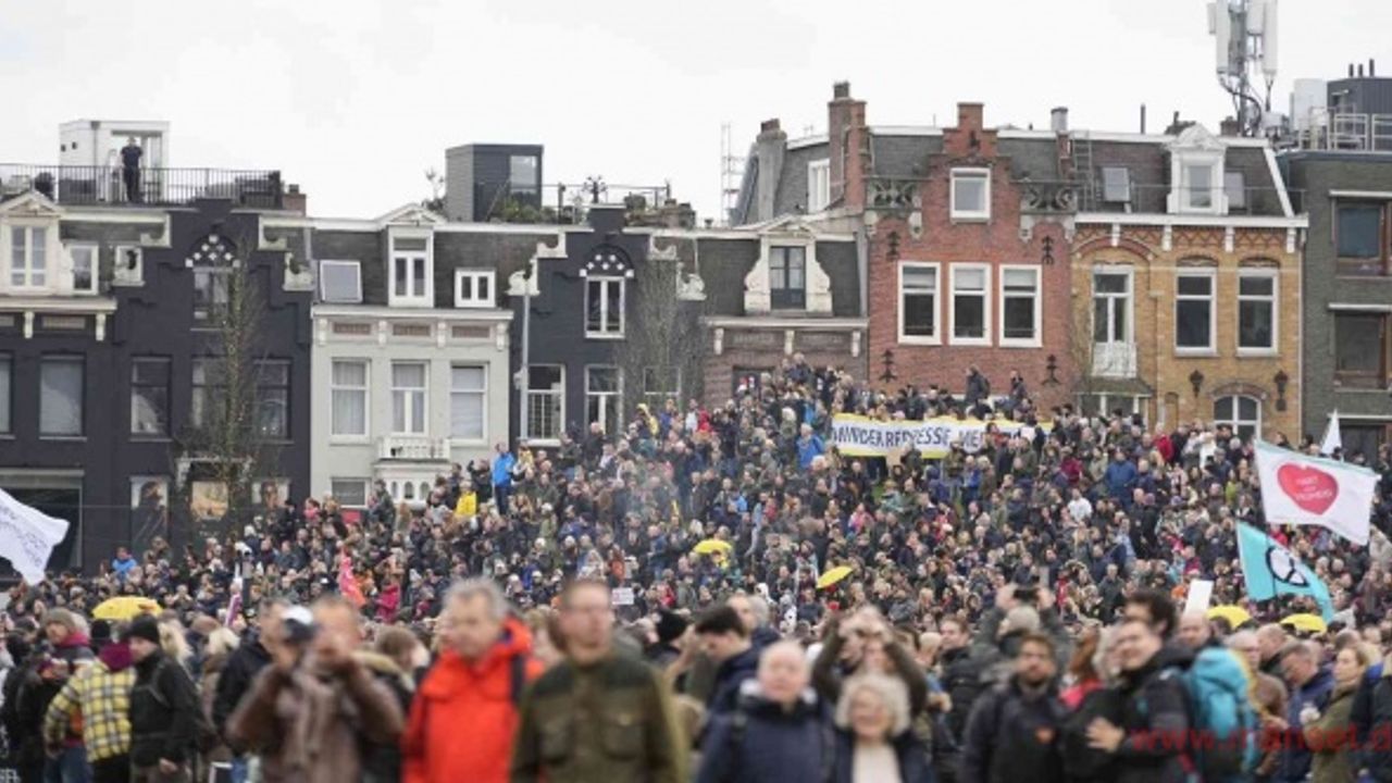 Hollandalılar Covid-19 kısıtlamalarını protesto etmek için sokaklara döküldü