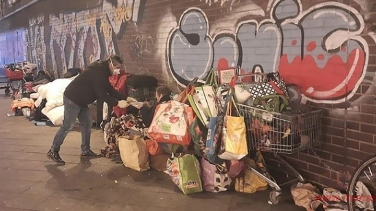 Türk gönüllüler, Berlin sokaklarında yaşayanlara her cumartesi yemek dağıtıyor