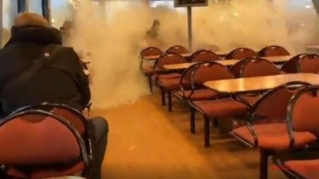 Almanya’da fırtına nedeniyle seyir halindeki feribotun camları patladı