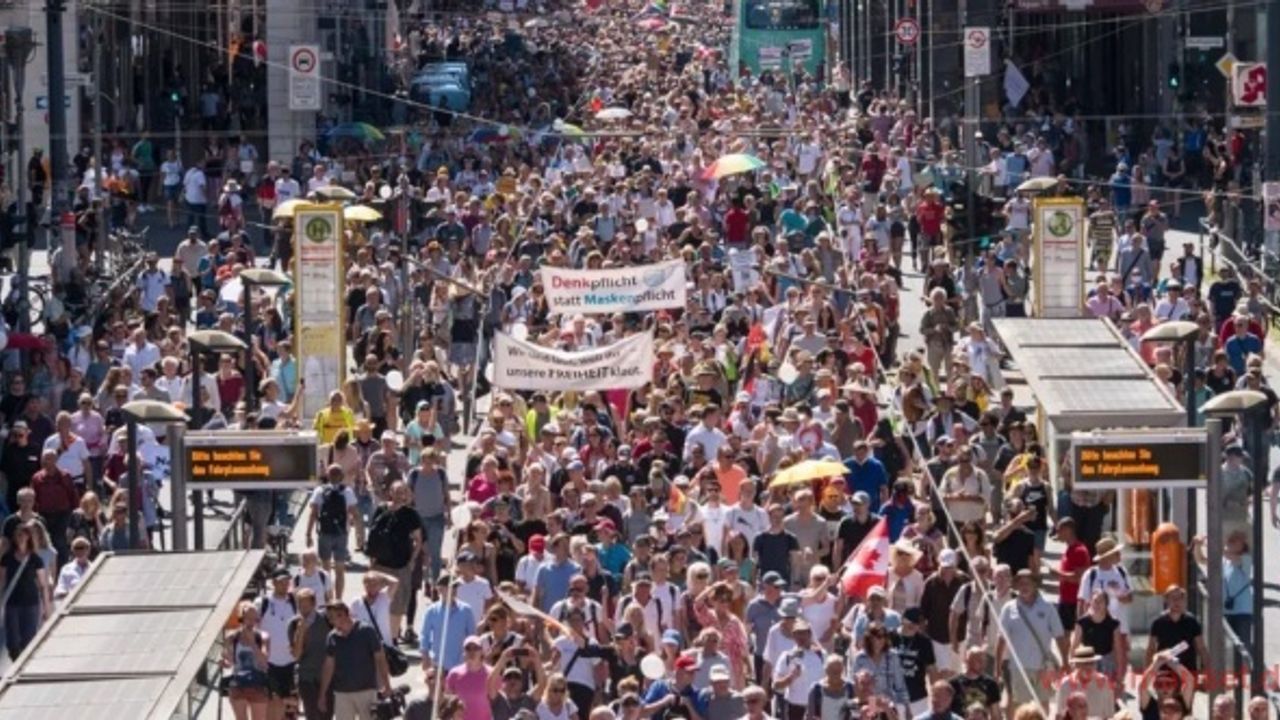 Berlin`de Covid-19 aşısını zorunlu hale getirme planı protesto edildi