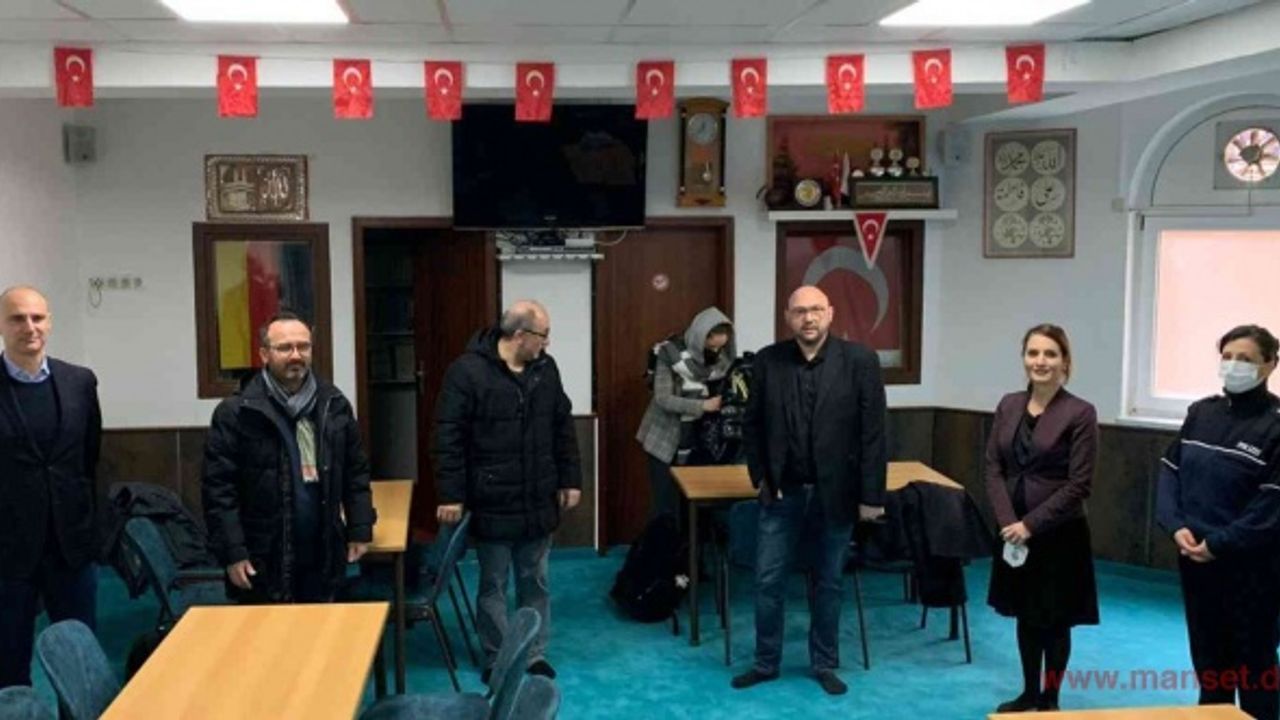Almanya’da ırkçı saldırıya uğrayan camiye eyalet müsteşarından ziyaret