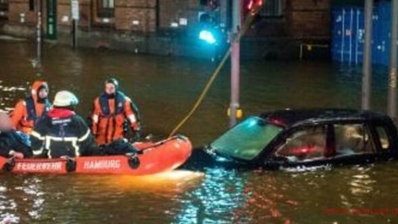 Feuerwehr rettet Männer aus überfluteter Speicherstadt