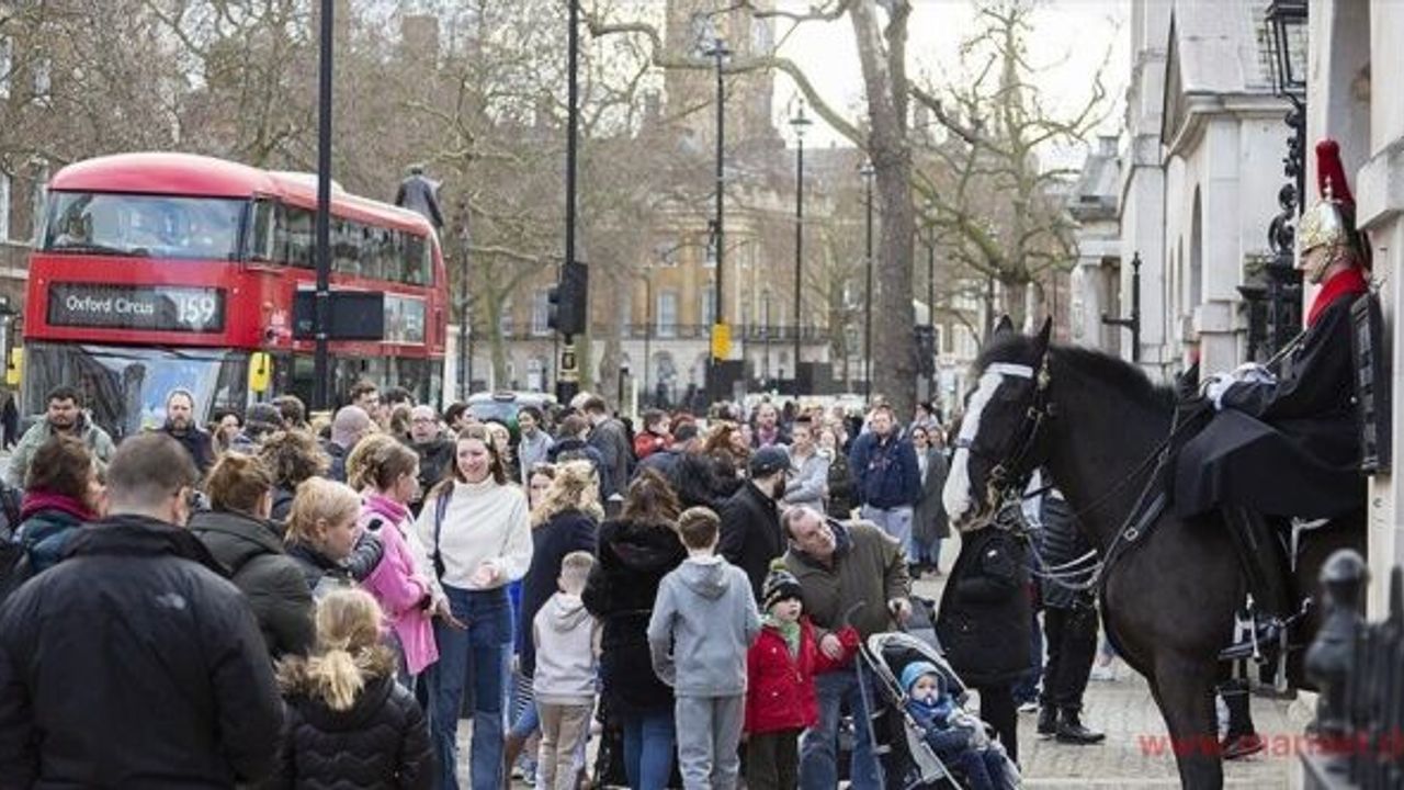 Kovid-19 önlemlerini kaldıran İngiltere salgına karşı 'kişisel sorumluluk' sürecine geçti