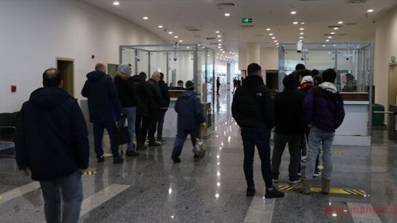 Ukrayna'dan çoğu öğrenci 184 kişilik grup Hamzabeyli Sınır Kapısı'na ulaştı