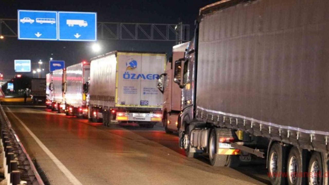 Ukrayna’ya ve Rusya’ya gidecek tır şoförlerinin sınır kapısında bekleyişi sürüyor