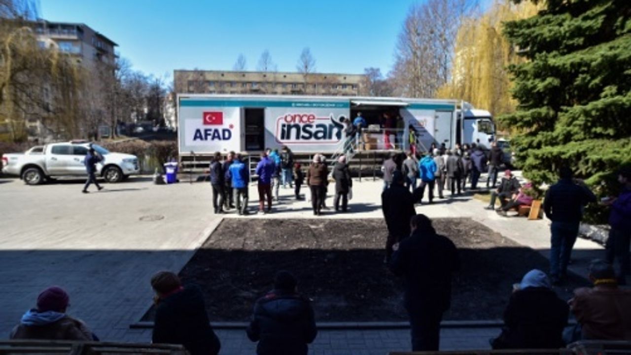 AFAD ekipleri Ukrayna’da yemek dağıtıyor
