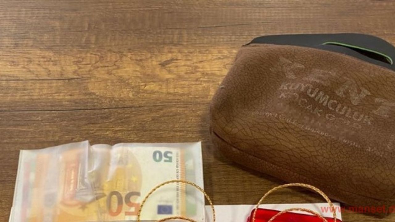 Ağrı’da minibüste düşürülen 100 bin lira değerindeki döviz ve altın sahibine teslim edildi