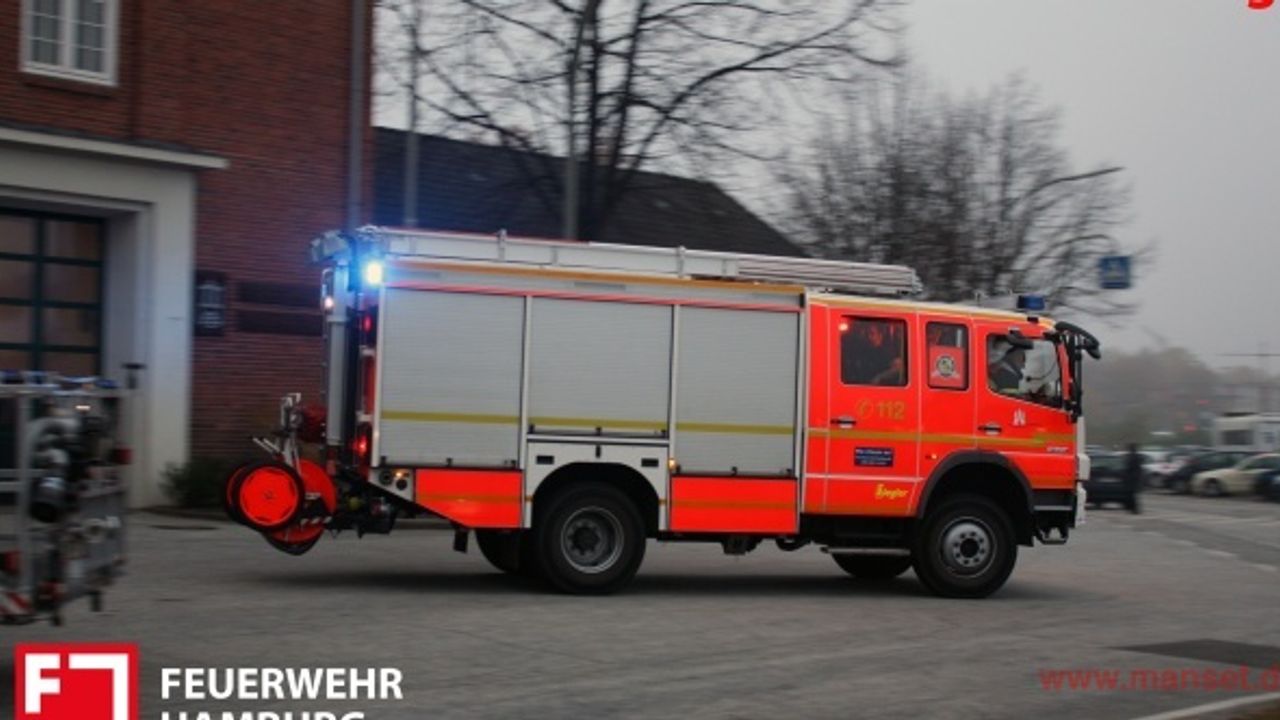 Feuerwehr rettet 17 Menschen bei Wohnungsbrand in Hamburg-Borgfelde