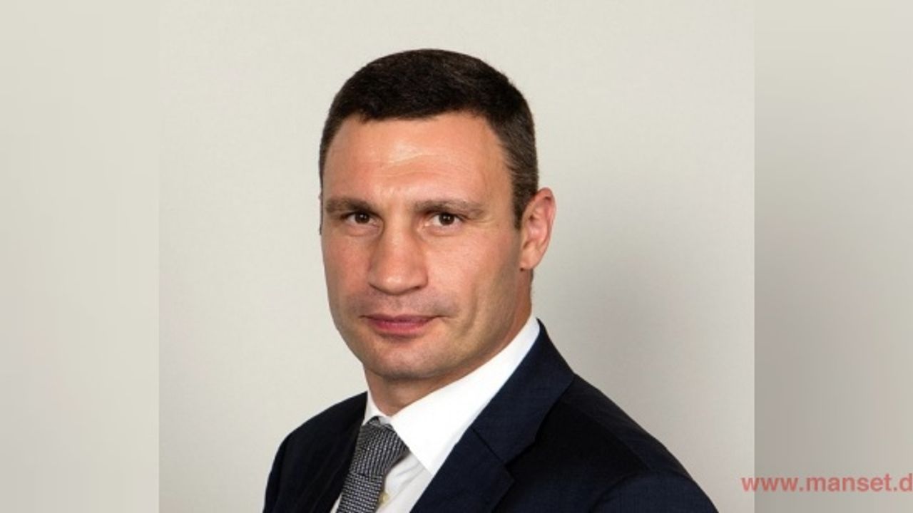 Kiev Belediye Başkanı Kliçko, kenti savunmak için hazırlıklara katıldı
