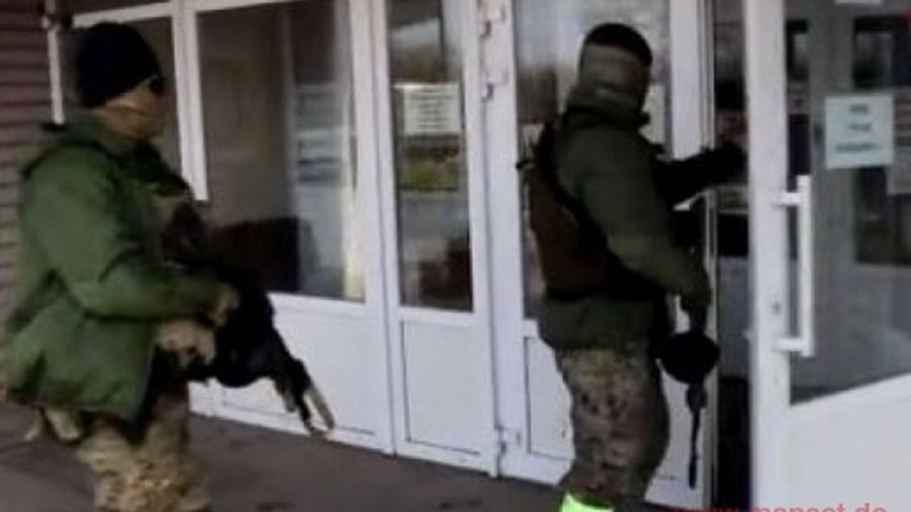 Rus askerleri, Ukrayna’daki televizyon kanallarını ve radyoları ele geçirmeye başladı