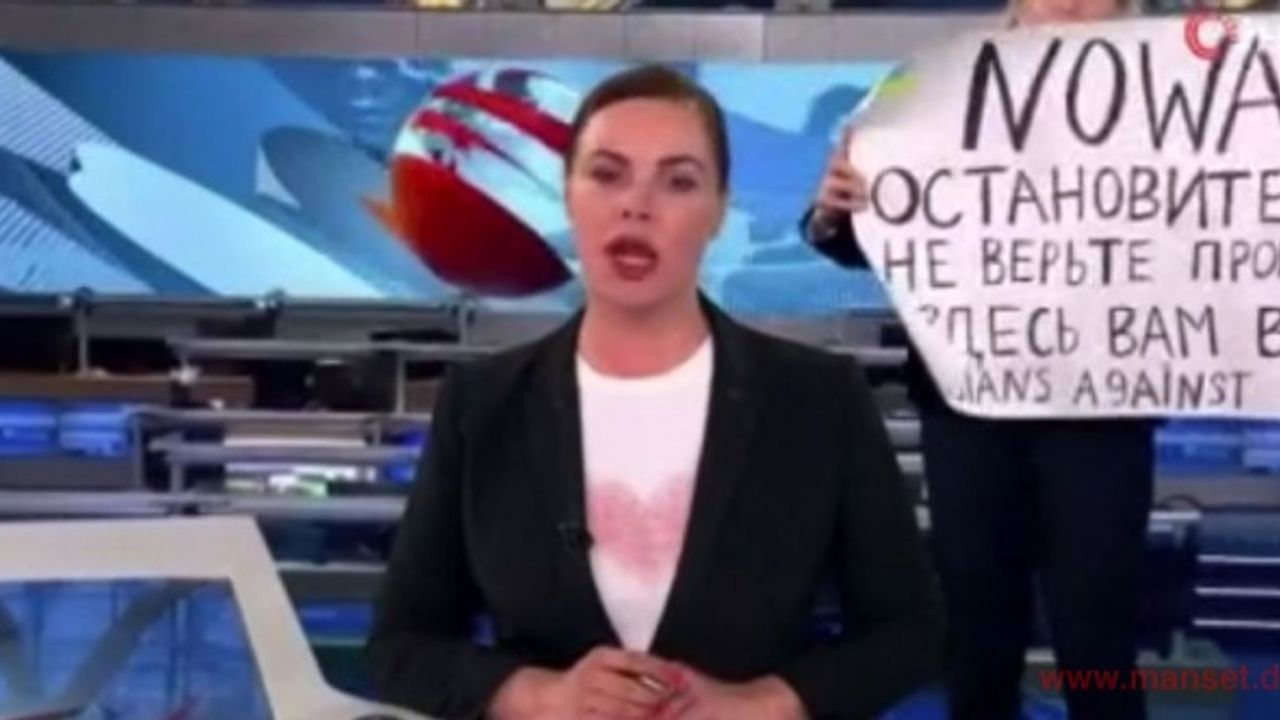 Rus televizyonunda savaş karşıtı pankart açan editör gözaltına alındı