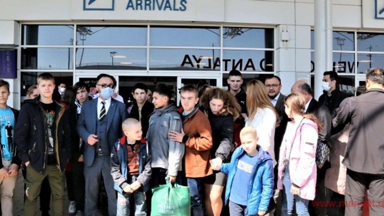 Ukrayna'da yetimhanelerdeki 159 çocuk Türkiye'ye geldi