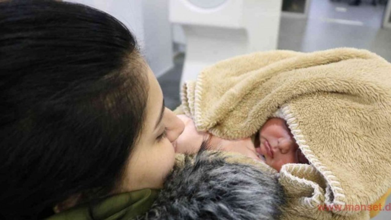 Ukrayna’da sığınakta doğan 5 günlük minik kız bebeği Türkiye’ye geldi