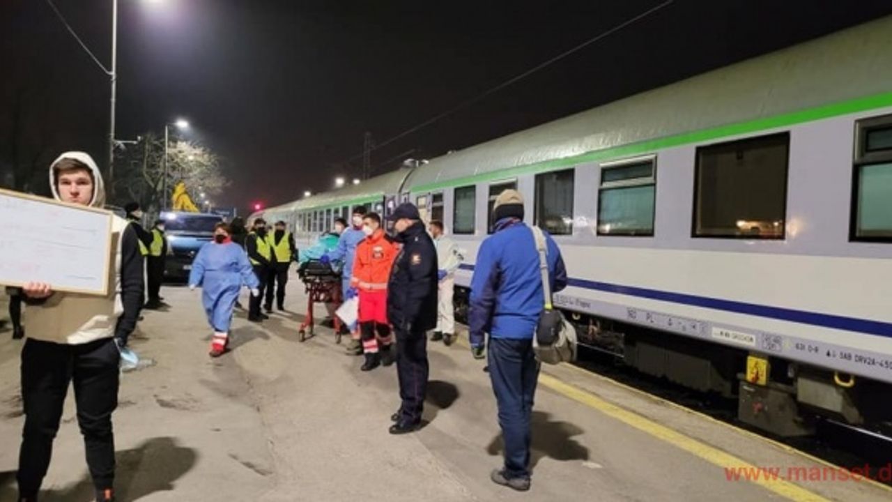 Ukrayna’daki kanser hastası çocuklar ameliyathaneli trenle Polonya’ya geldi