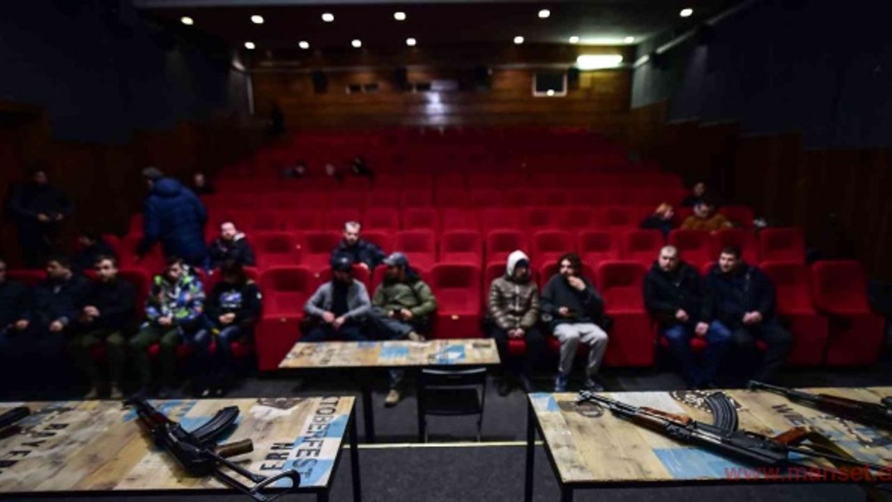 Ukraynalı siviller sinema salonunda silah eğitimi alıyor