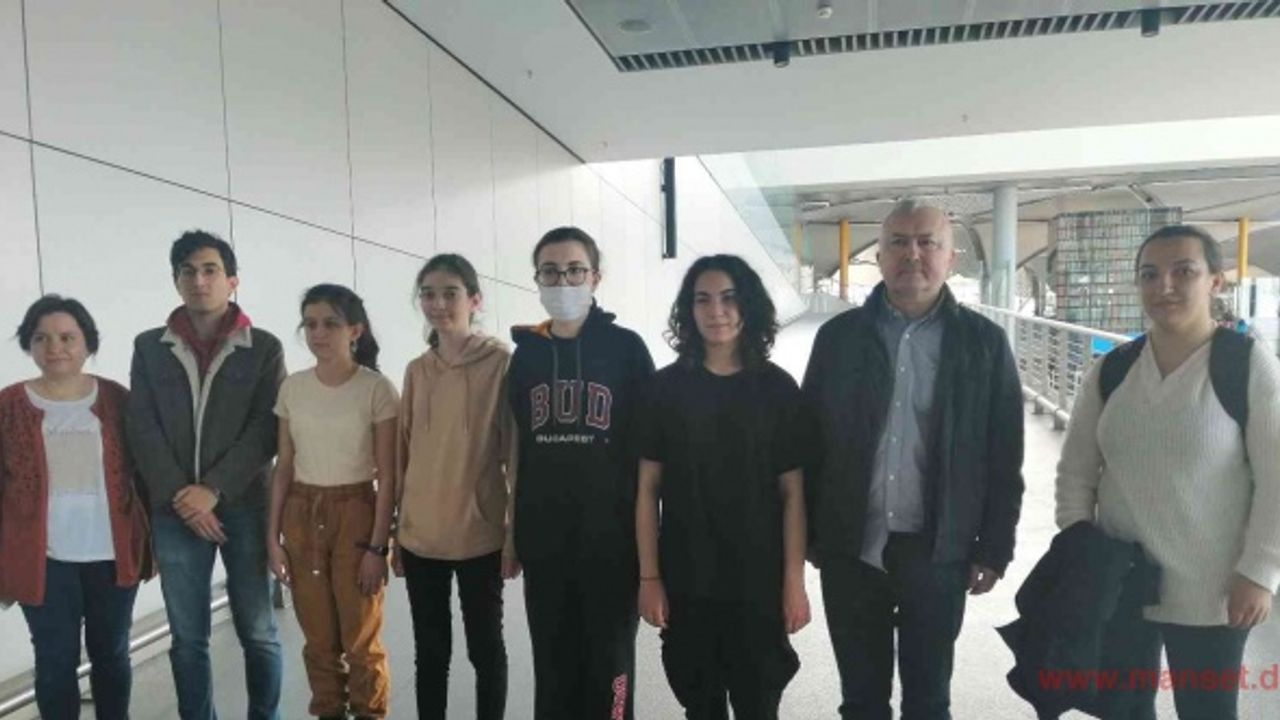 Matematik Olimpiyatında Avrupa ikincisi olan Türk öğrenciler yurda döndü