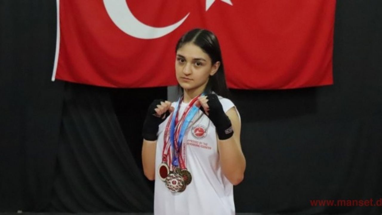 17 yaşındaki Selvinaz, kick boksta dünya şampiyonu oldu