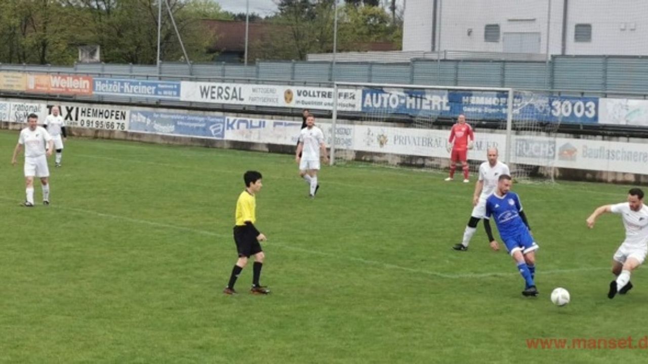 Almanya’da 13 yaşındaki Türk genci futbol hakemi oldu