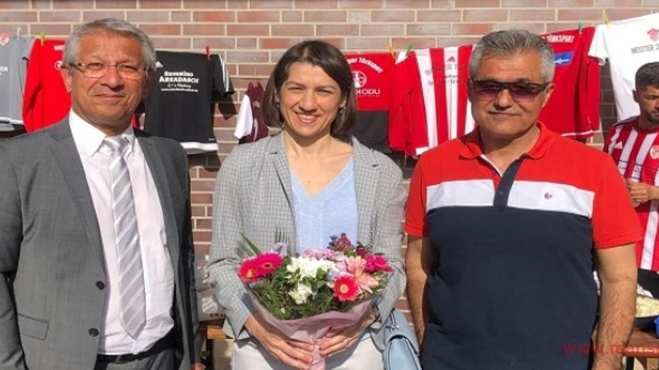Bezirksliga’ya yükselen Harburg Türkspor’a Başkonsolos E. Derya Kara’dan ziyaret