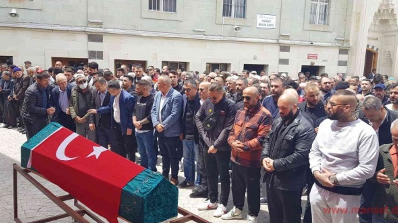 Almanya'da kalp krizinden ölen boksör memleketi Giresun’da toprağa verildi