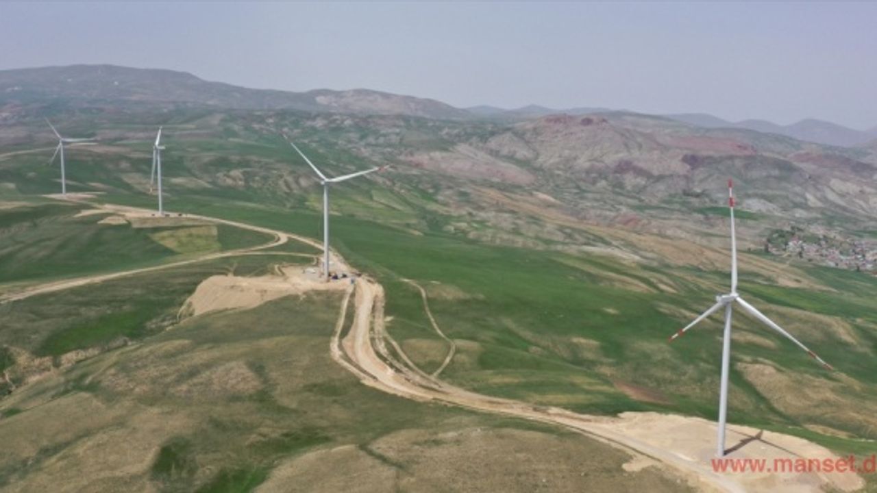 Ağrı'da İpek Geçidi'ne kurulan türbinler rüzgarı enerjiye dönüştürüyor
