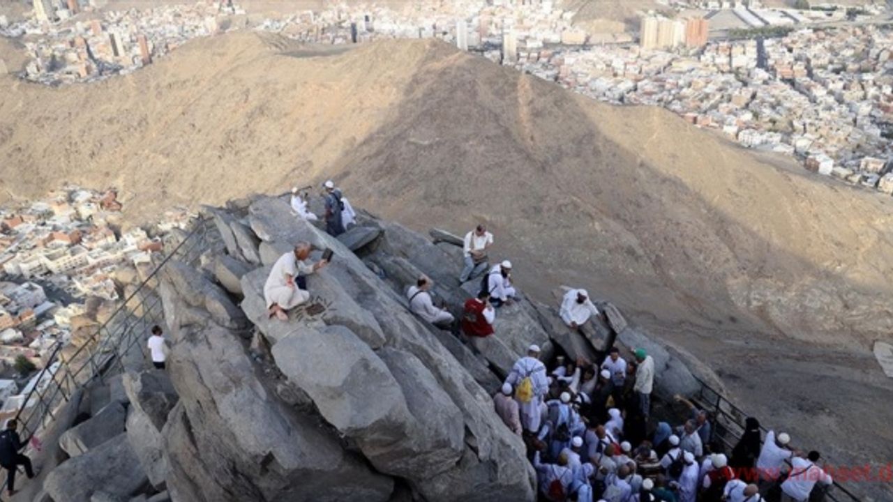 Hacı adayları Hazreti Muhammed'e ilk vahyin geldiği Hira Mağarası'nı ziyaret ediyor