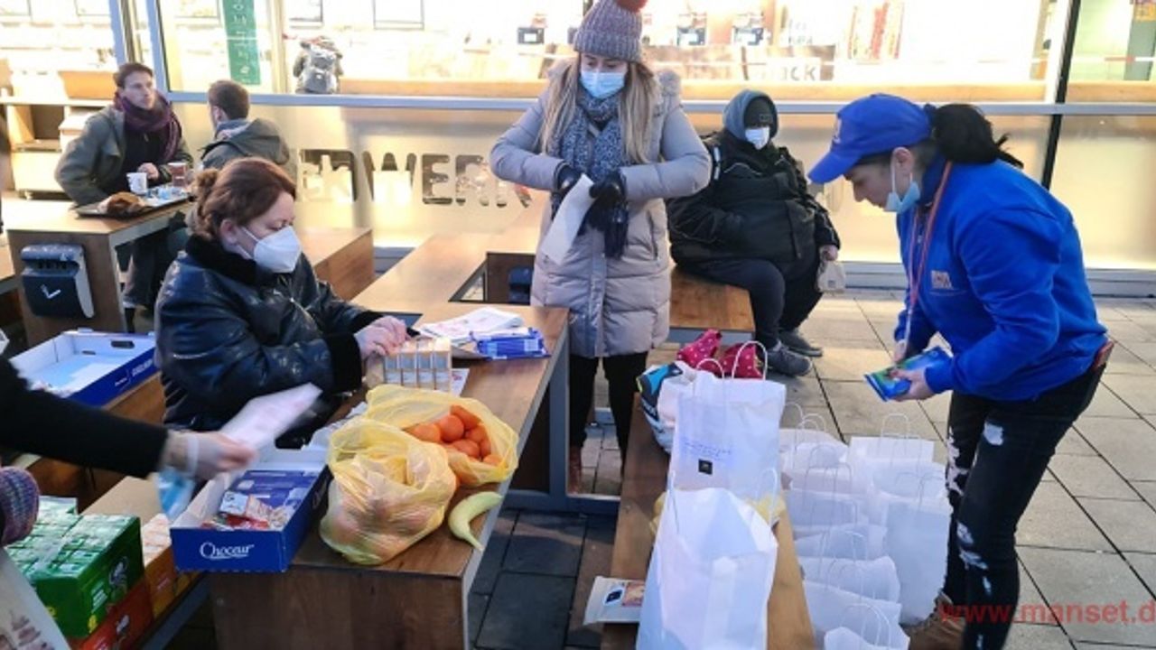Almanya'daki Türkler evsizlerle ihtiyaç sahiplerine yemek dağıttı