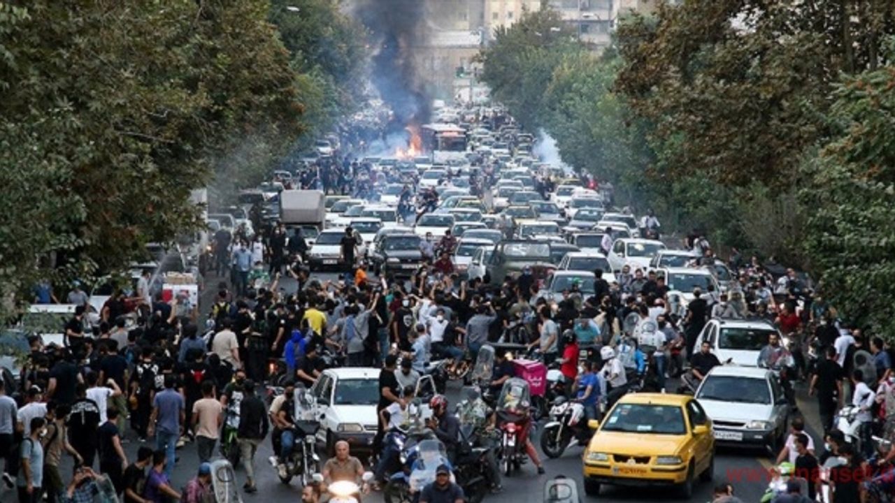 İran'da gözaltındaki kadının ölmesi üzerine başlayan gösterilerde ölü, yaralı ve tutukluların sayısı belirsiz