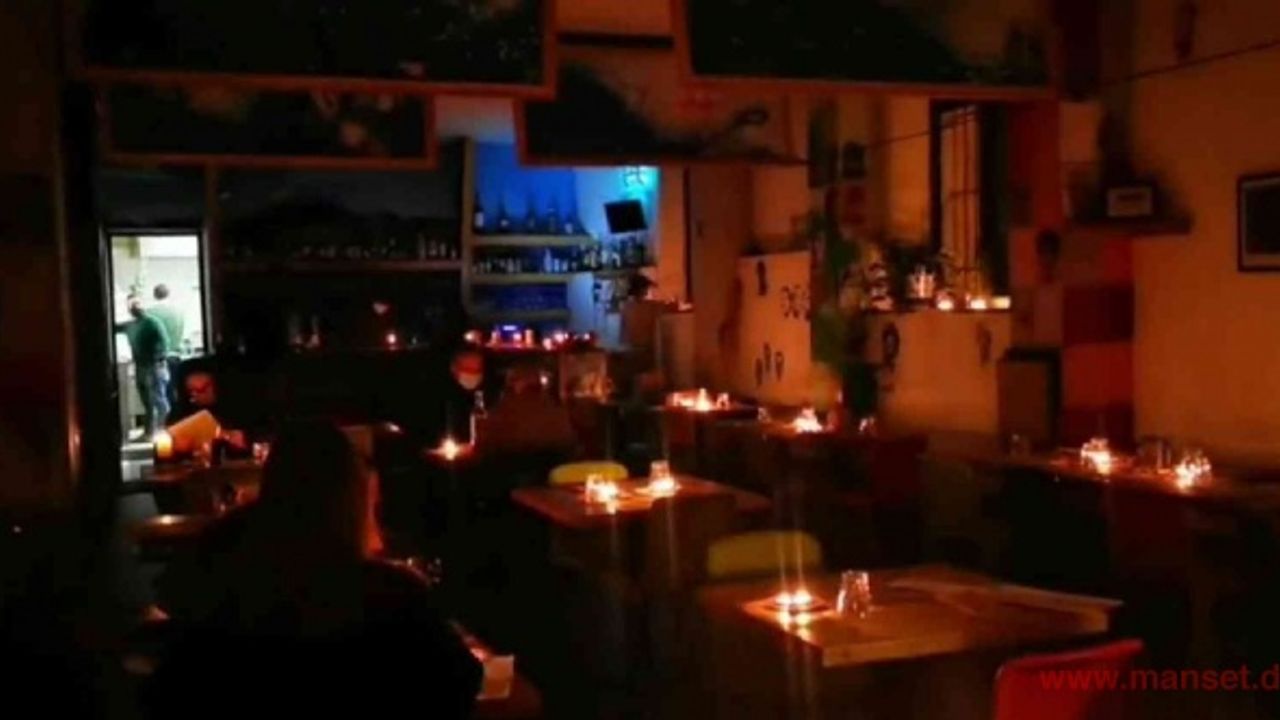 İtalya’da restoran, yüksek elektrik faturası nedeniyle mum yaktı