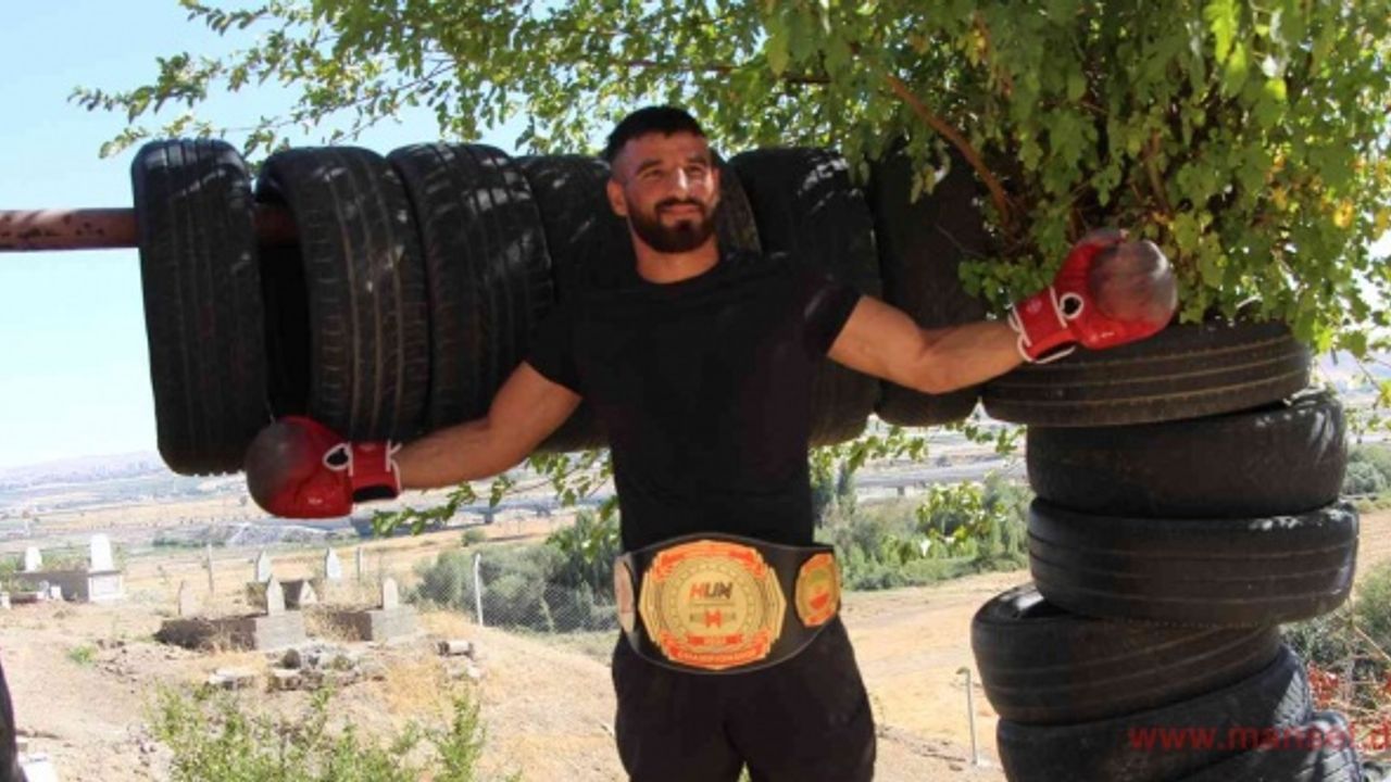 Kick boks dünya şampiyonu 10 kilometrelik yolu yürüyerek gitti