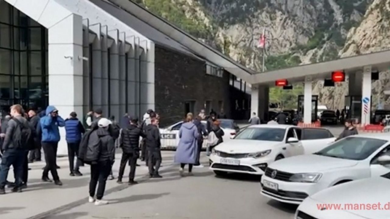 Rusya-Gürcistan sınır kapısında 14 kilometrelik araç kuyruğu