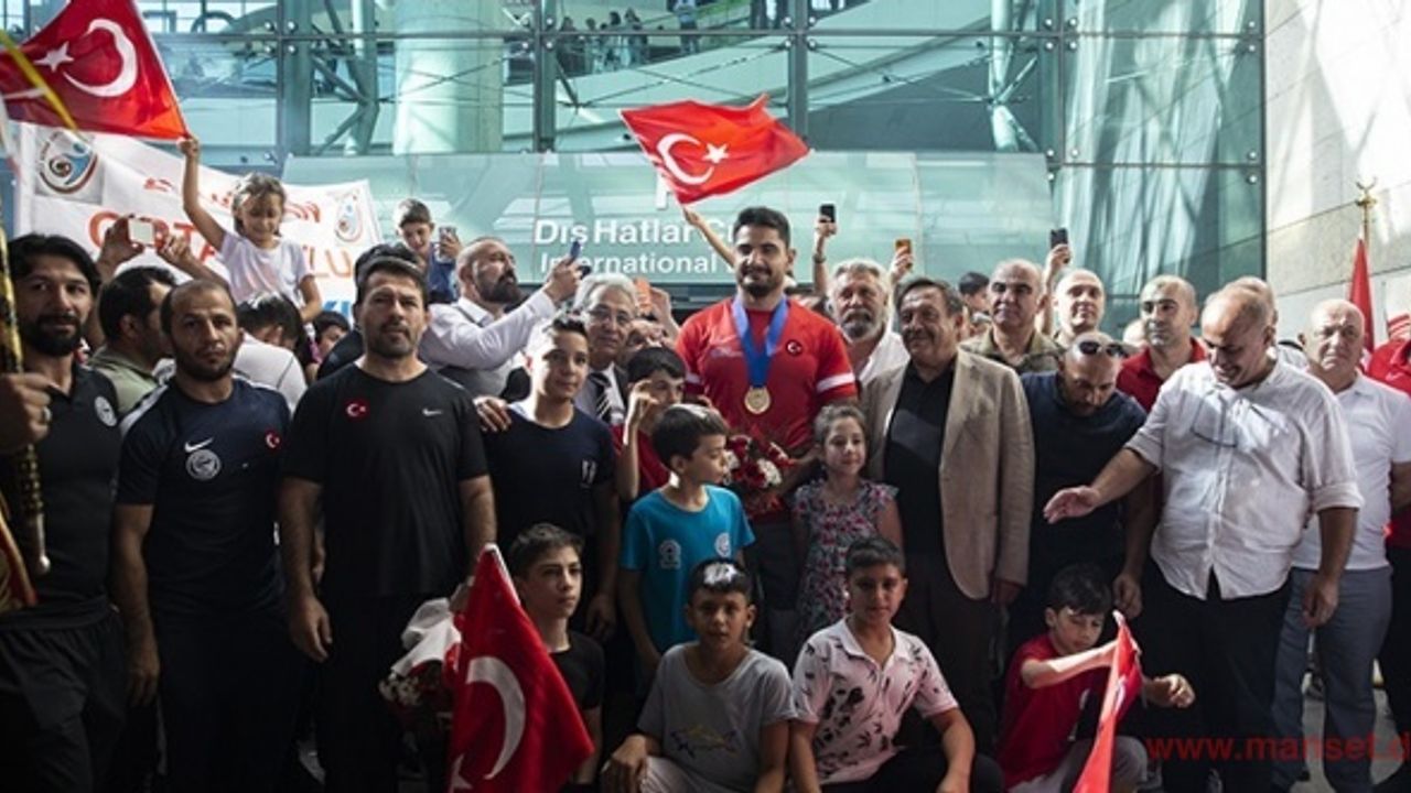 Sırbistan'da 3. kez dünya şampiyonu olan Taha Akgül, Ankara'da çiçeklerle karşılandı