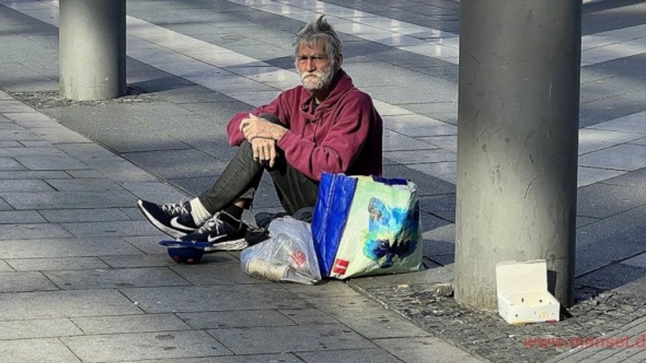 Almanya'da 10 yıldır sokaklarda kalan Peter Schmidt dramatik yaşam hikayesini anlattı