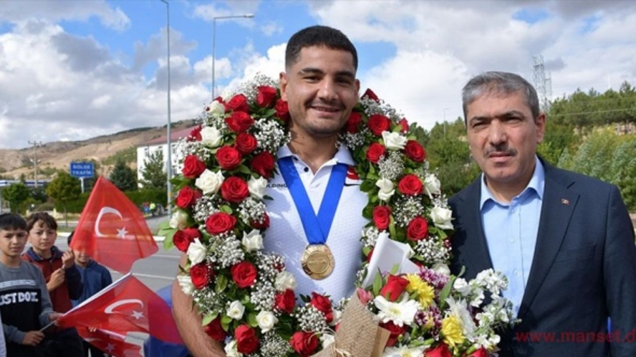 Dünya şampiyonu milli güreşçi Taha Akgül, memleketinde çiçeklerle karşılandı