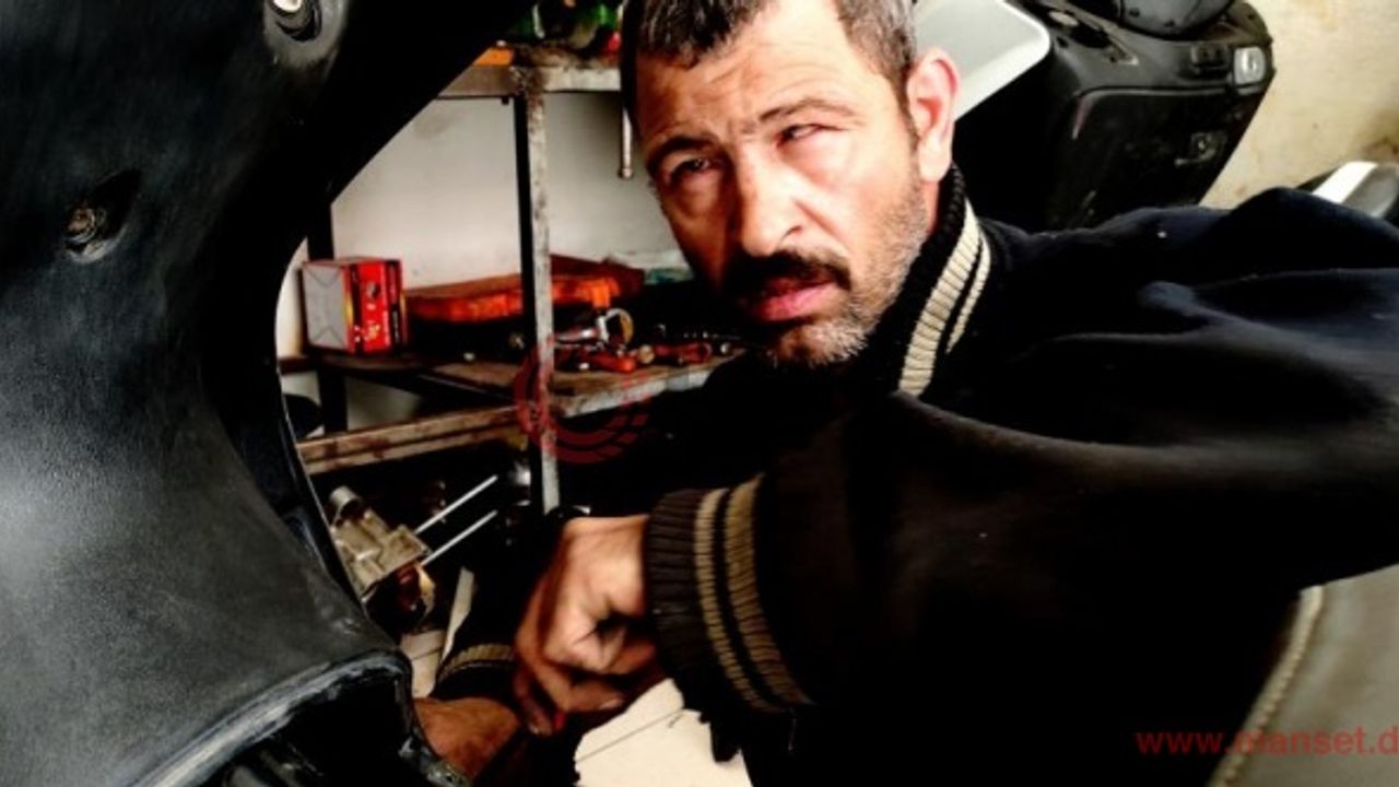 Gözleri görmüyor, hissederek 20 yıldır motosiklet tamir ediyor