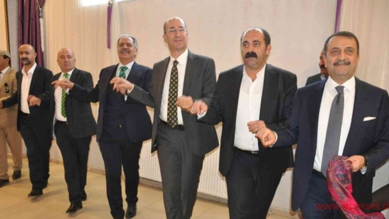 Hakkari'de 4 bin kişinin katıldığı düğünde Vali Akbıyık da halay çekti