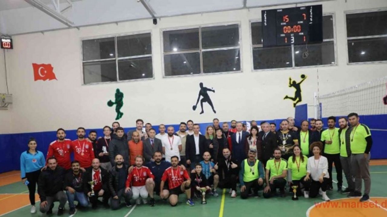 Ağrı’da öğretmenler arası voleybol, masa tenisi ve satranç turnuvaları tamamlandı