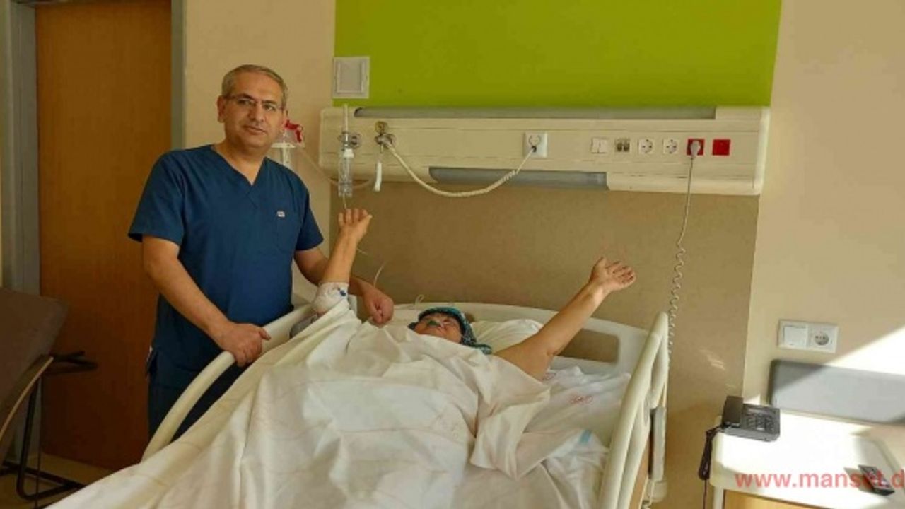 Beyni besleyen ince damarlara uygulanan anjiyo yöntemi dünya tıp literatüründe